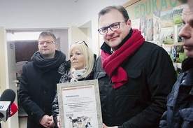 Mariola Rybińska przekazała Radosławowi Witkowskiemu dyplom z podziękowaniem za pamięć o czworonogach – mieszkańcach azylu. Z lewej Jerzy Zawodnik, wiceprezydent Radomia.