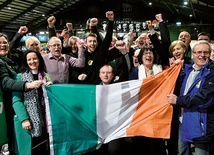 Chociaż Sinn Fein wygrała wybory parlamentarne, nie będzie w stanie samodzielnie rządzić.  Czy szefowej partii uda się skompletować stabilną koalicję?