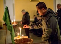 Ks. Xiaowang Shi zapalił symboliczną świecę za zmarłych rodaków.