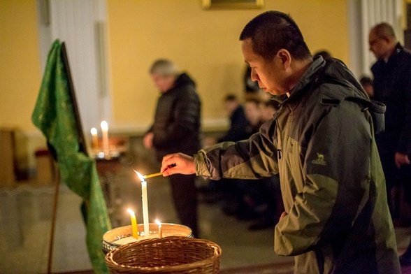 Ks. Xiaowang Shi zapalił symboliczną świecę za zmarłych rodaków.