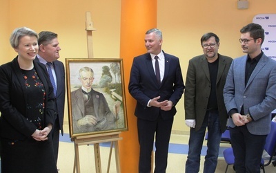Obok dzieła Jacka Malczewskiego stoją od lewej: Paulina Szymalak-Bugajska, Leszek Ruszczyk, Rafał Rajkowski.