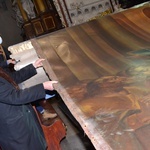 Demontaż wielkoformatowych obrazów w katedrze świdnickiej