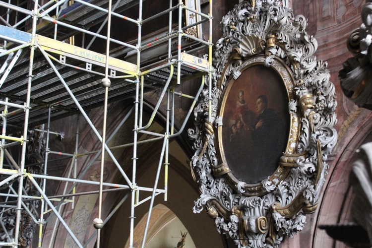 Demontaż wielkoformatowych obrazów w katedrze świdnickiej