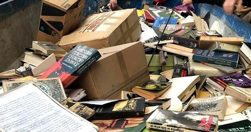 W kontenerze znajdowały się nie tylko książki po powstańcu, zmarłym 26 grudnia ubiegłego roku.