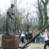 Pomnik ks. Radziszewskiego odsłonięto ponad rok temu.