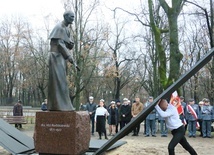 Pomnik ks. Radziszewskiego odsłonięto ponad rok temu.