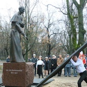 Pomnik ks. Radziszewskiego odsłonięto ponad rok temu.