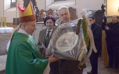 Leśnicy ofiarowali bp. Henrykowi Tomasikowi obraz przedstawiający pierwszą siedzibę nadleśnictwa oraz szaty i paramenty liturgiczne, prosząc, by przekazał je na misje.