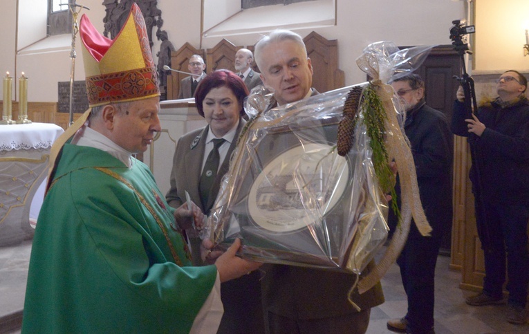 Leśnicy ofiarowali bp. Henrykowi Tomasikowi obraz przedstawiający pierwszą siedzibę nadleśnictwa oraz szaty i paramenty liturgiczne, prosząc, by przekazał je na misje.