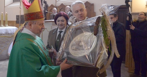 Leśnicy ofiarowali bp. Henrykowi Tomasikowi obraz przedstawiający pierwszą siedzibę nadleśnictwa oraz szaty i paramenty liturgiczne, prosząc, by przekazał je na misje.