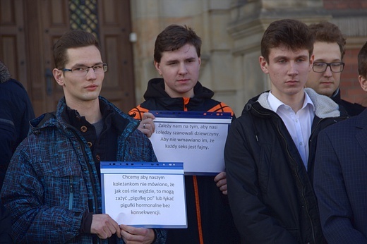 Protest młodzieży przeciwko programowi "Zdrovve Love"