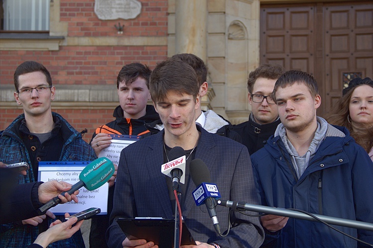 Protest młodzieży przeciwko programowi "Zdrovve Love"