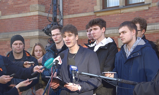 Gdańsk. Protest młodzieży szkolnej przeciwko programowi "Zdrovve Love"