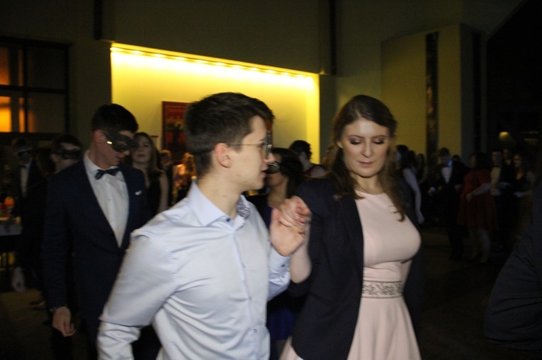 Studenci na balu