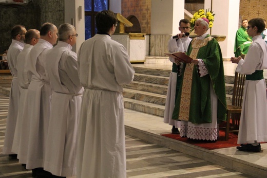 Kandydaci do diakonatu stałego przyjmują posługi