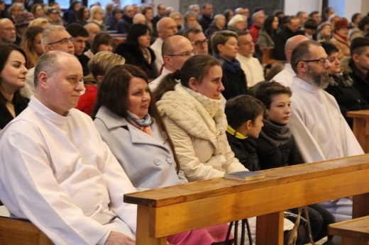Kandydaci do diakonatu stałego przyjmują posługi