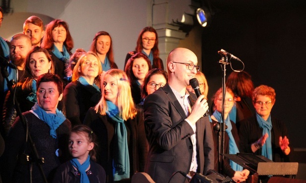 Michał Czulak prowadzi Bielski Chór Gospel, działający przy Domu Kultury w Olszówce.