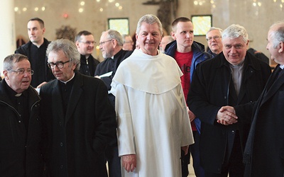 Duchowni spotkali się w kościele seminaryjnym. 