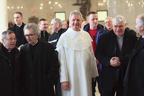 Duchowni spotkali się w kościele seminaryjnym. 