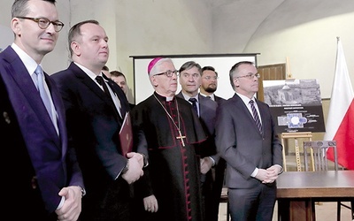 ▲	Umowę w sprawie Panteonu podpisali (od lewej) wicemarszałek W. Kałuża, prezydent M. Krupa,  abp W. Skworc, wiceminister J. Sellin i marszałek J. Chełstowski.