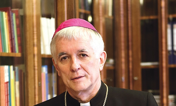 ▲	Bp Szkudło zachęca, by adorować Najświętszy Sakrament i rozważać codziennie Boże słowo.