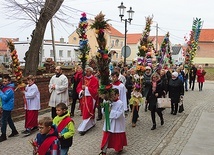 Chcesz zobaczyć najwyższe i najpiękniejsze okolicznościowe wiązanki w regionie? W Niedzielę Palmową musisz się tu wybrać.