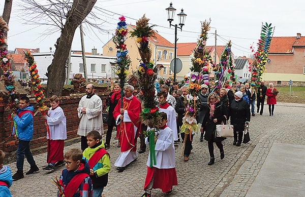 Chcesz zobaczyć najwyższe i najpiękniejsze okolicznościowe wiązanki w regionie? W Niedzielę Palmową musisz się tu wybrać.