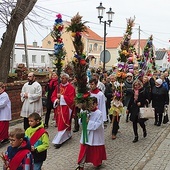 Chcesz zobaczyć najwyższe i najpiękniejsze okolicznościowe wiązanki w regionie? W Niedzielę Palmową musisz się tu wybrać.