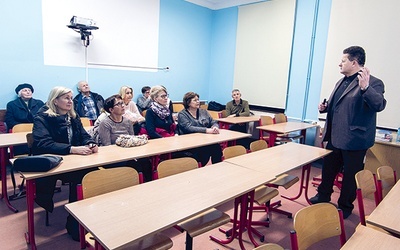 ▲	Zdjęcie ze spotkania w salce parafialnej świdnickiej fary  przy ul. Wałbrzyskiej.