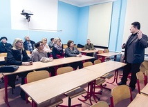 ▲	Zdjęcie ze spotkania w salce parafialnej świdnickiej fary  przy ul. Wałbrzyskiej.