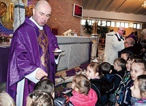 ▲	Posypanie głów popiołem w parafii Trójcy Przenajświętszej w Stalowej Woli.