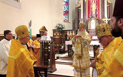 Błogosławieństwo biskupie zakończyło liturgię.