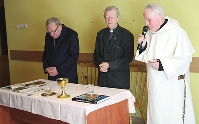 Goście spotkania o papieżu Polaku i o. Józef Klimurczyk  (po prawej) u hermanickich dominikanów.