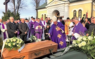 Spoczął na cmentarzu przy simoradzkim kościele św. Jakuba