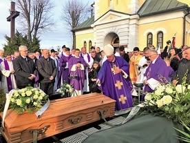 Spoczął na cmentarzu przy simoradzkim kościele św. Jakuba