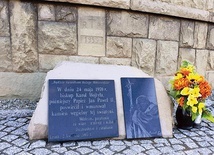 Tablica upamiętniająca wmurowanie przez  bp. Karola Wojtyłę kamienia węgielnego kościoła.