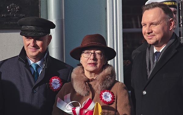 Inskrypcję odsłonili m.in. Jarosław Białk, starosta pucki, wnuczka A. Miotka – Grażyna Miotk-Szpiganowicz oraz prezydent Andrzej Duda.