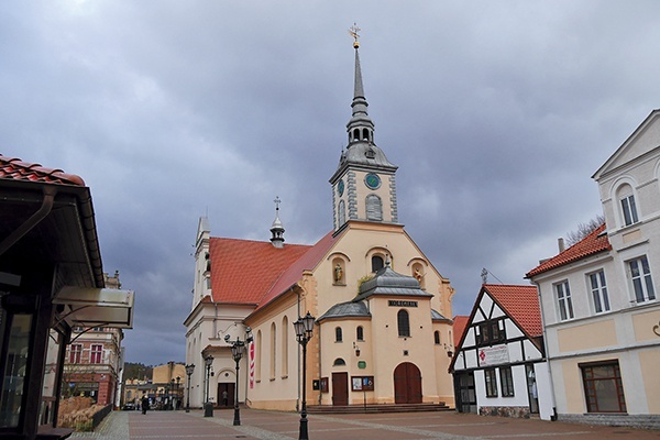 Świątynia znajduje się  w zachodniej części  pl. J. Wejhera.