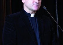 ▲	– Musimy nauczyć się odczytywać sygnały, jakie wysyła dziecko – tłumaczył ks. dr Cezary Opalach.