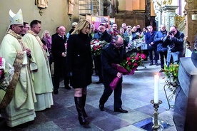 ▲	Uczestnicy uroczystości złożyli kwiaty na grobie kanonika, który znajduje się we fromborskiej katedrze.
