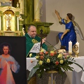 Ks. Sławomir Marek w czasie Mszy św. z instalacją relikwii.