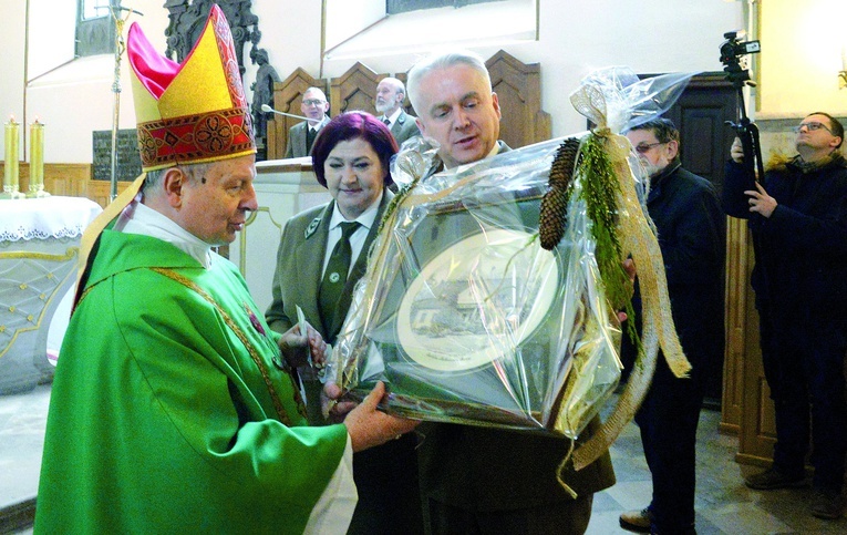 ▲	Leśnicy ofiarowali bp. Henrykowi Tomasikowi obraz  oraz szaty i paramenty liturgiczne, prosząc,  by przekazał je na misje. 