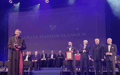 Abp Józef Kupny z Orłem Piastów Śląskich