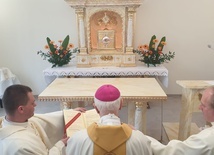 Biskup w czasie sprawowania obrzędu poświęcenia kaplicy.
