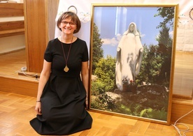 Siostra Małgorzata Kobylarz w ośrodku oazowym w Dąbrówce przy fotografii figury Niepokalanej, Matki Kościoła, która znajduje się w centrum Ruchu w Krościenku nad Dunajcem.