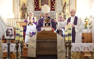 Ostatnie pożegnanie śp. ks. Andrzeja Tarabuły w Małomicach