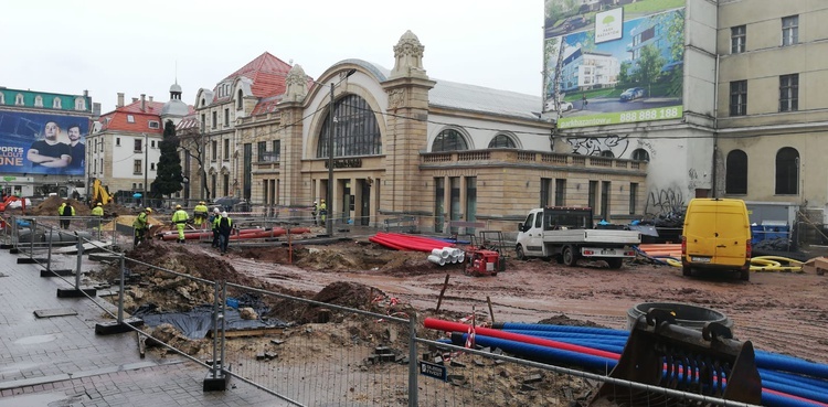 Katowice. Ulica Dworcowa zamknięta dla ruchu. Przebudowa centrum miasta weszła w kolejną fazę