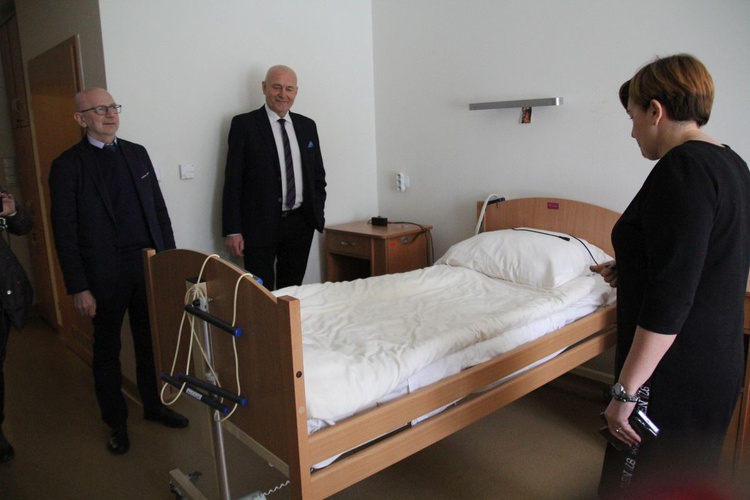 Nowe łóżka dla Hospicjum św. Jana Pawła II od Grupy Lotos