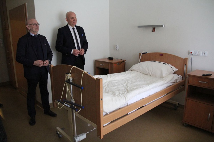 Nowe łóżka dla Hospicjum św. Jana Pawła II od Grupy Lotos