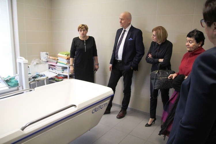 Nowe łóżka dla Hospicjum św. Jana Pawła II od Grupy Lotos